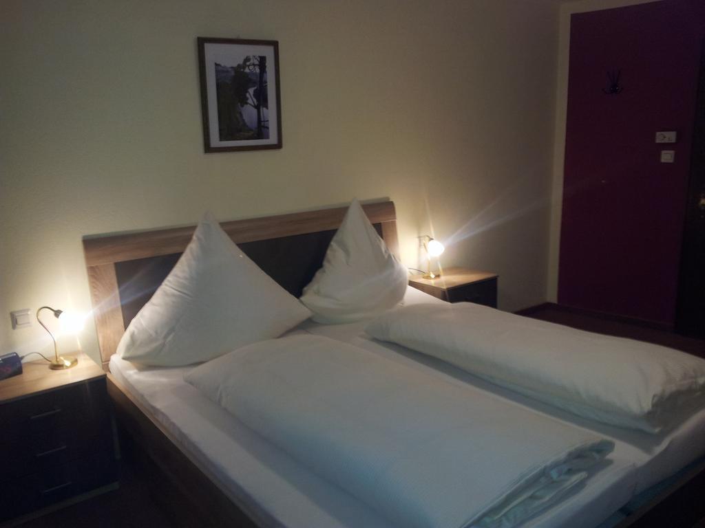 Hotel Zur Winzergenossenschaft Ernst Dış mekan fotoğraf
