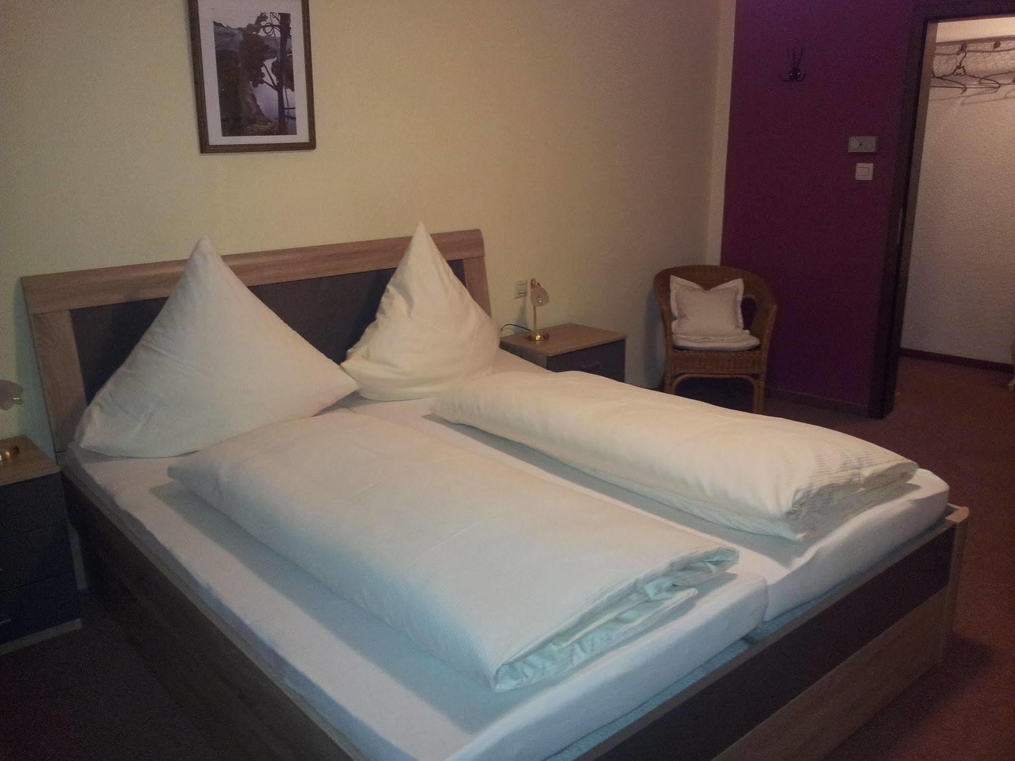 Hotel Zur Winzergenossenschaft Ernst Dış mekan fotoğraf