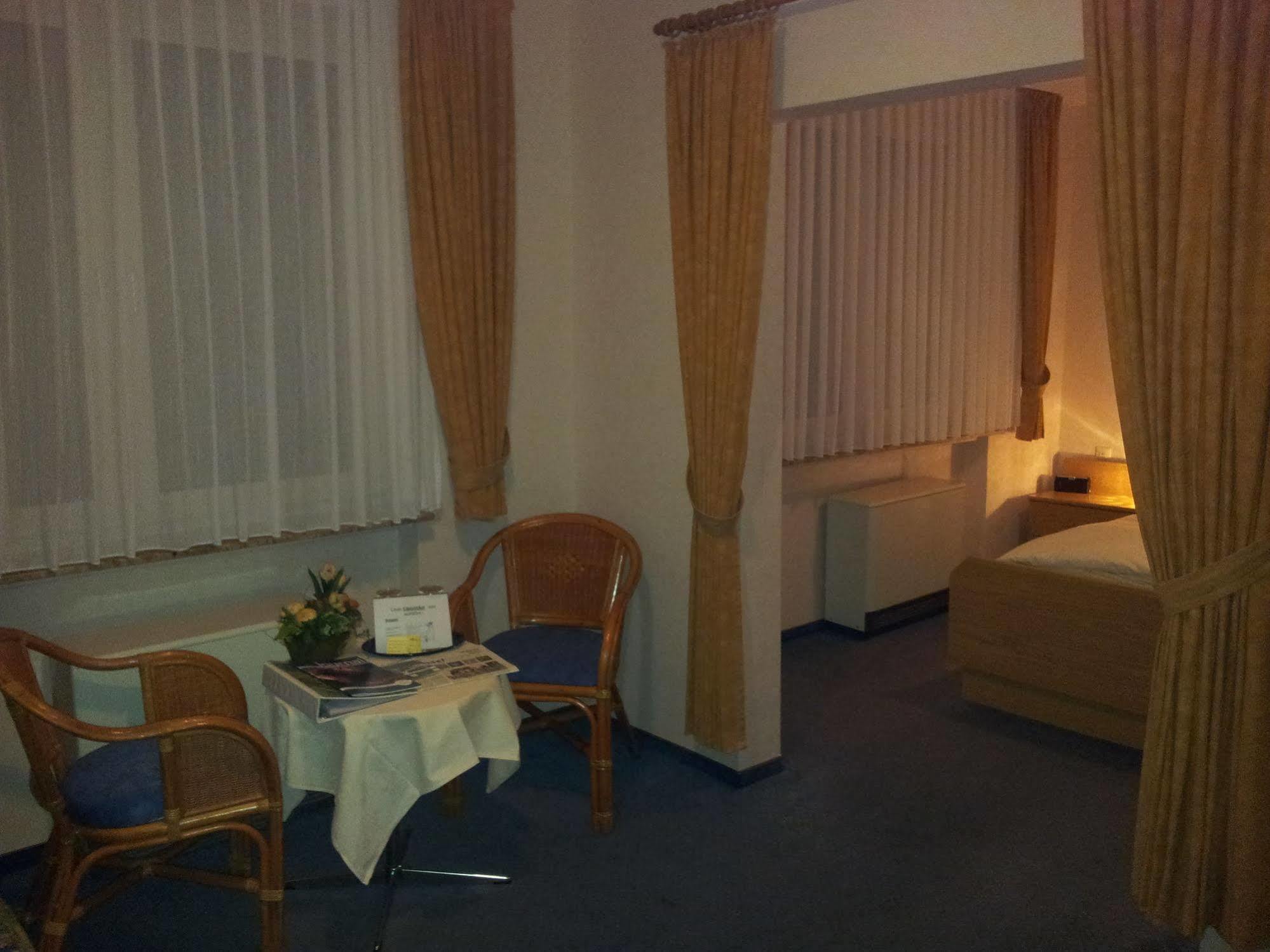 Hotel Zur Winzergenossenschaft Ernst Dış mekan fotoğraf