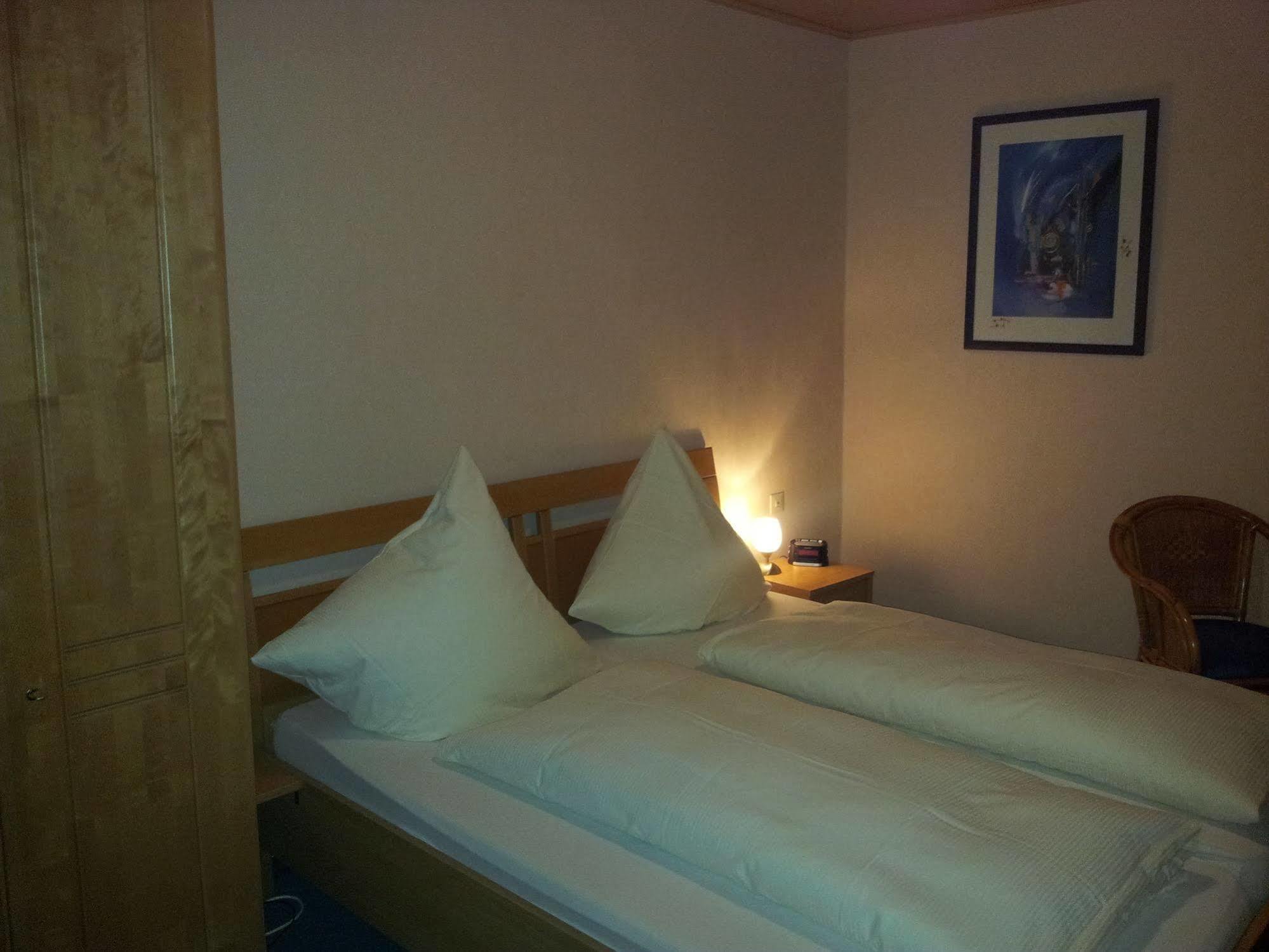 Hotel Zur Winzergenossenschaft Ernst Dış mekan fotoğraf